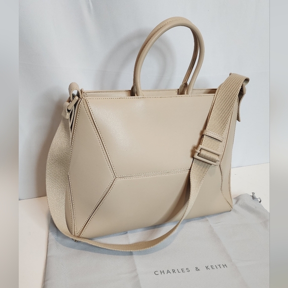 🔥Charles&Keith Nasrin Geometric Tote Bag Large Oat Large - Picture 4 of 11